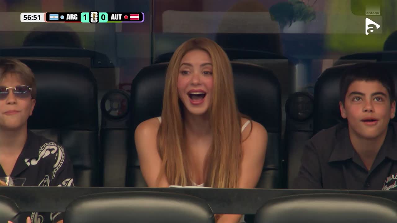 Shakira este prezentă la meci și își salută fanii! | Argentina - Austria