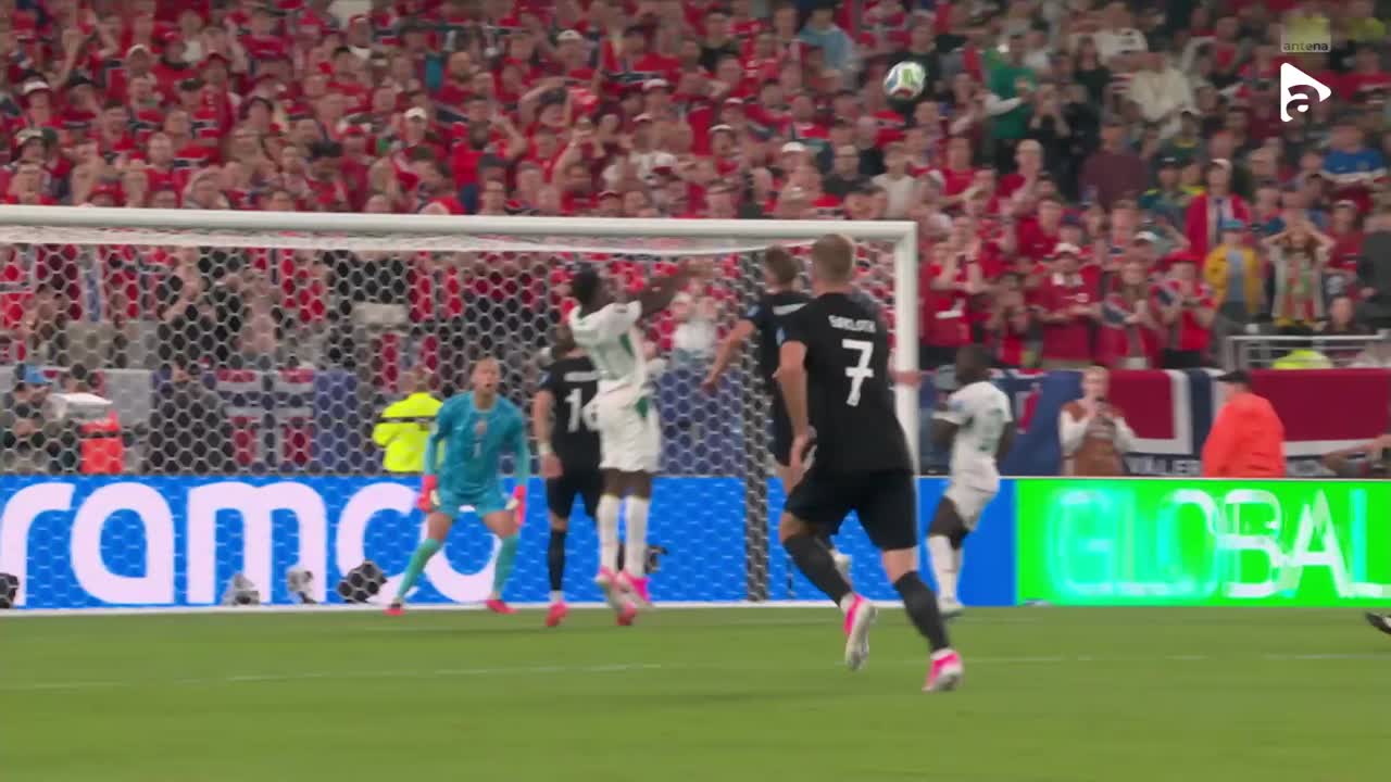 Nicolas Jackson trimite cu capul, dar portarul Orjan Nyland prinde mingea | Norvegia - Senegal