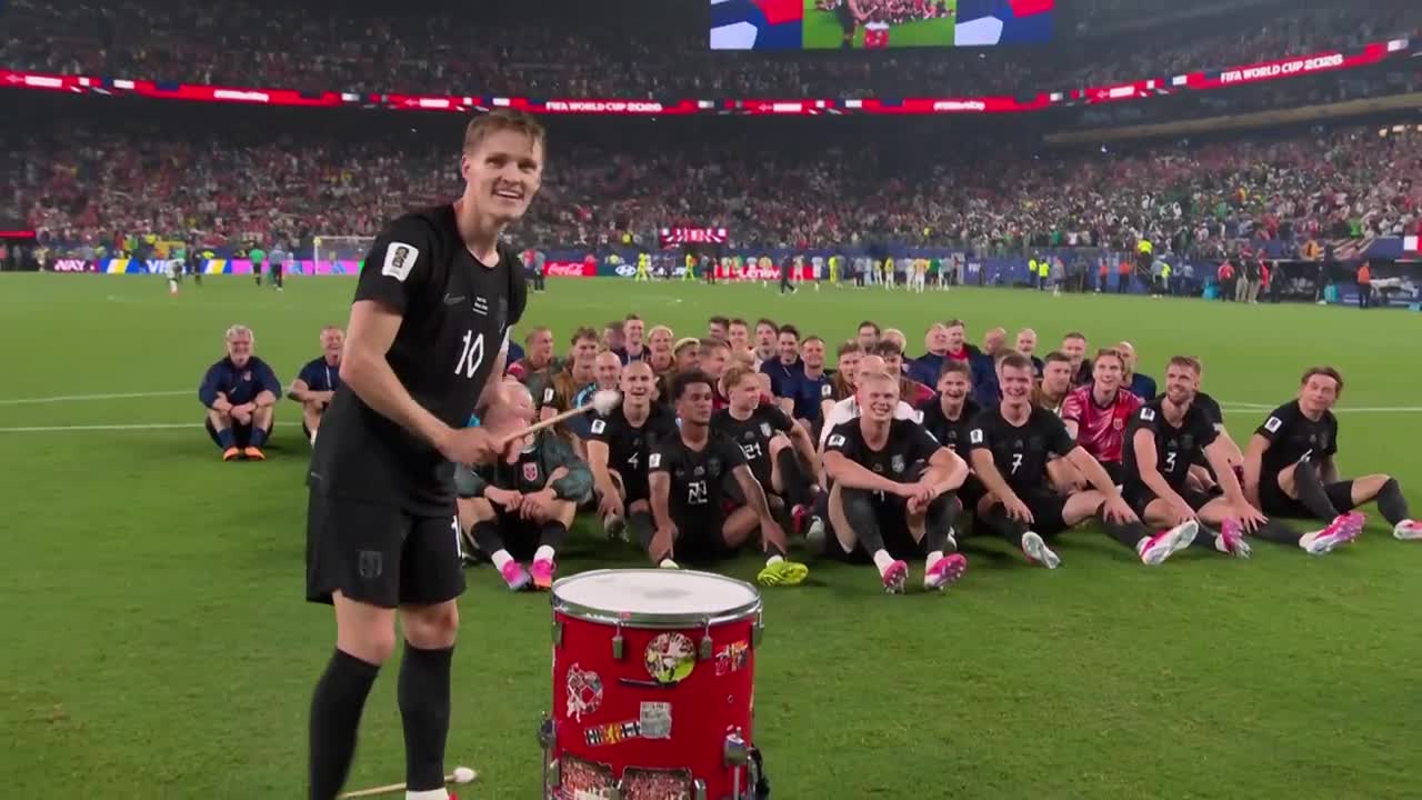 Au v&acirc;slit pe terenul de fotbal! Momentul &icirc;n care norvegienii au efectuat celebrul &bdquo;Viking Row&rdquo; &icirc;mpreună cu fanii | Norvegia - Senegal