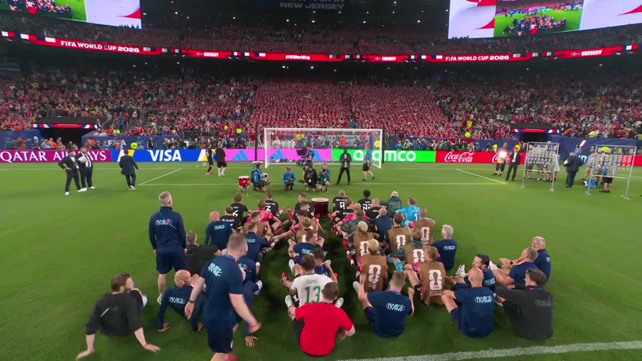 Au vâslit pe terenul de fotbal! Momentul în care norvegienii au efectuat celebrul „Viking Row” împreună cu fanii | Norvegia - Senegal