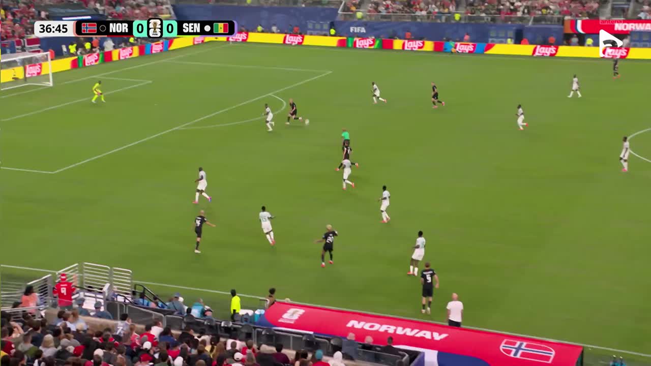 Martin Odegaard trage de la distanță, însă mingea se duce peste poartă | Norvegia - Senegal