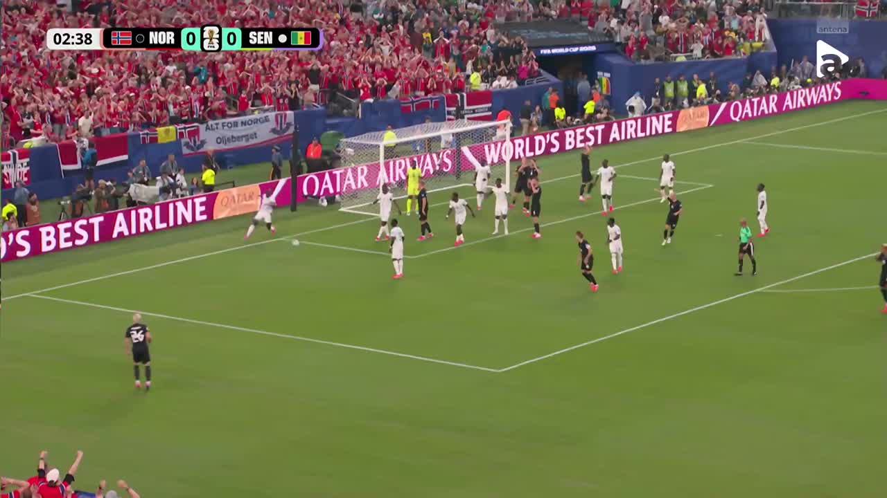 Kristoffer Ajer reia cu capul după un corner, dar Edouard Mendy respinge | Norvegia - Senegal