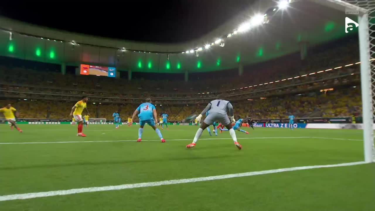 Luis Diaz șutează, dar mingea este blocată de Lionel Mpasi | Columbia - RD Congo