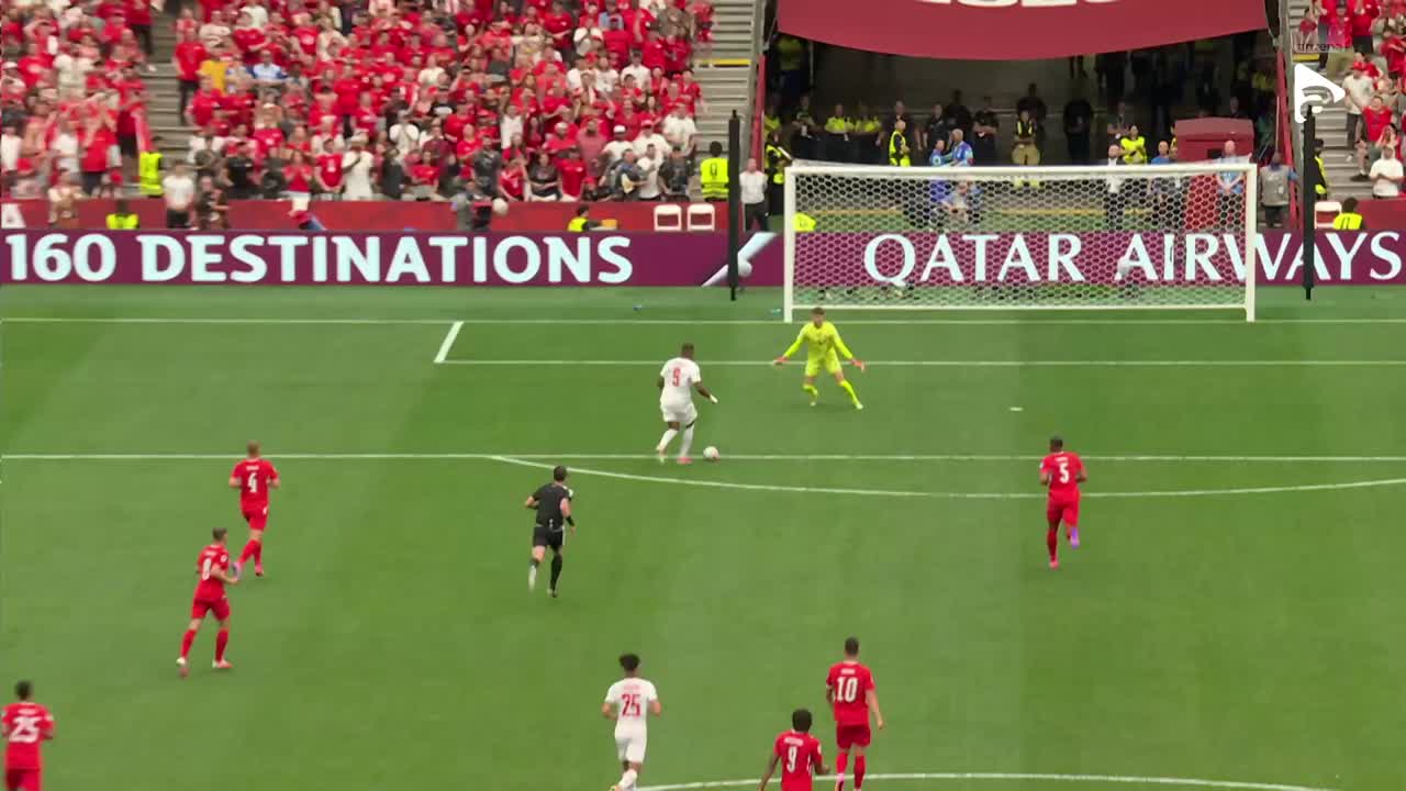 Richie Laryea e față în față cu Gregor Kobel, încearcă driblingul, dar nu reușește | Elveția - Canada