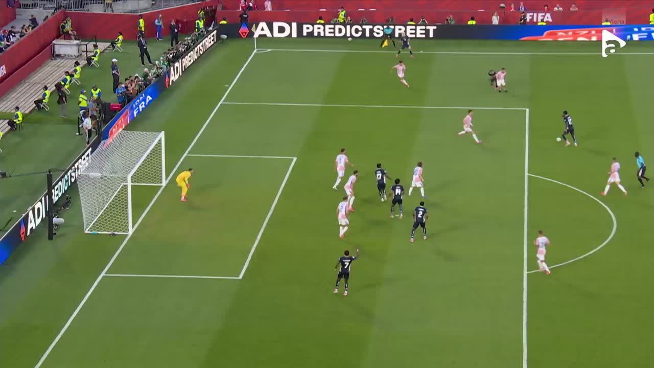 Carlos Harvey lovește cu capul după corner, Dominik Livakovic respinge excelent | Panama - Croația