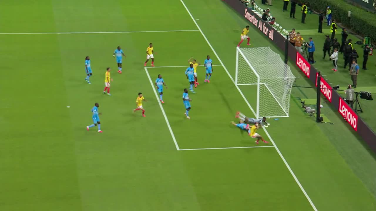 Daniel Munoz ratează flagrant din poziție excelentă, iar mingea nimerește plasa laterală (min. 4) | Columbia - RD Congo