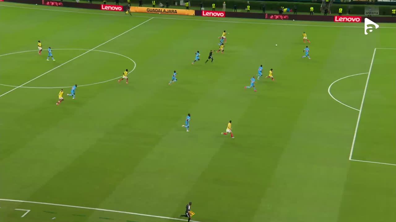 Daniel Munoz ratează flagrant din poziție excelentă, iar mingea nimerește plasa laterală | Columbia - RD Congo
