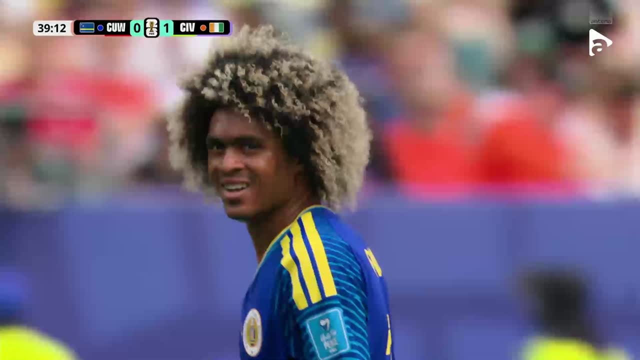 Tahith Chong încearcă poarta de la distanță, însă mingea trece pe lângă | Curacao - Coasta de Fildeș