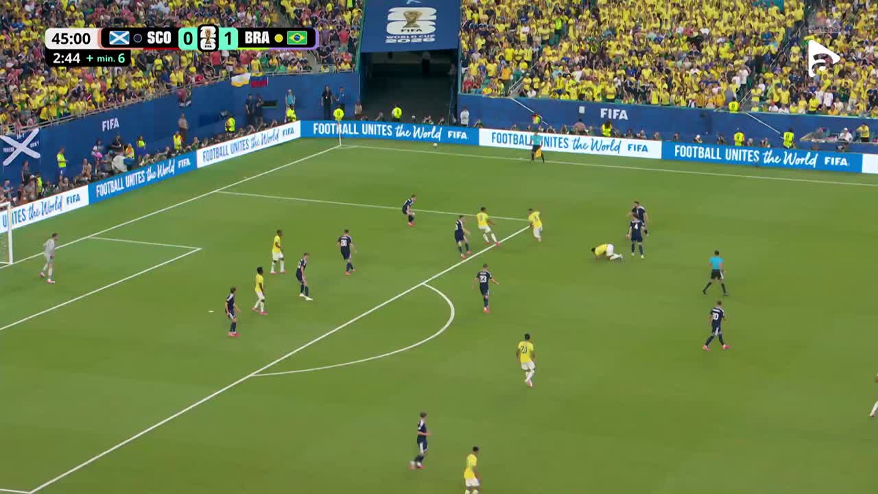 Vinicius marchează cu o lovitură de cap din fața porții | Scoția - Brazilia
