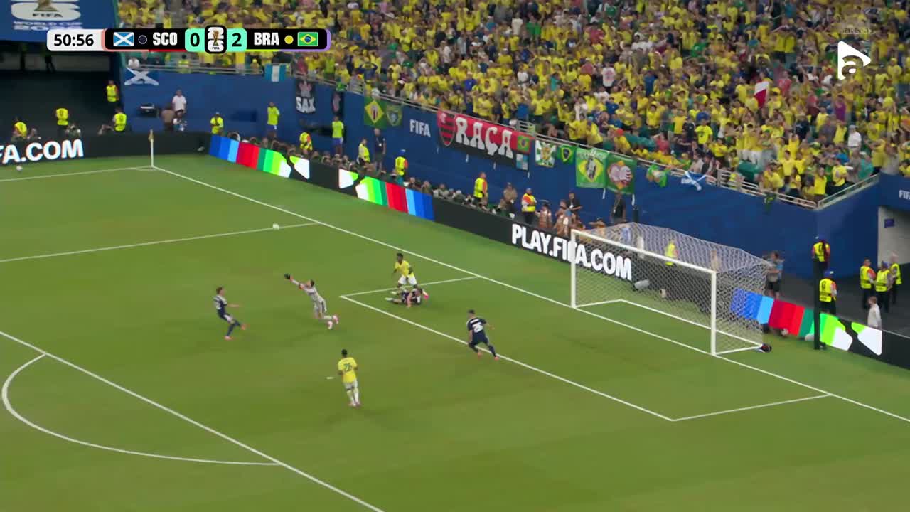 Vinicius scapă singur cu portarul, dar șutul este respins de Gunn | Scoția - Brazilia