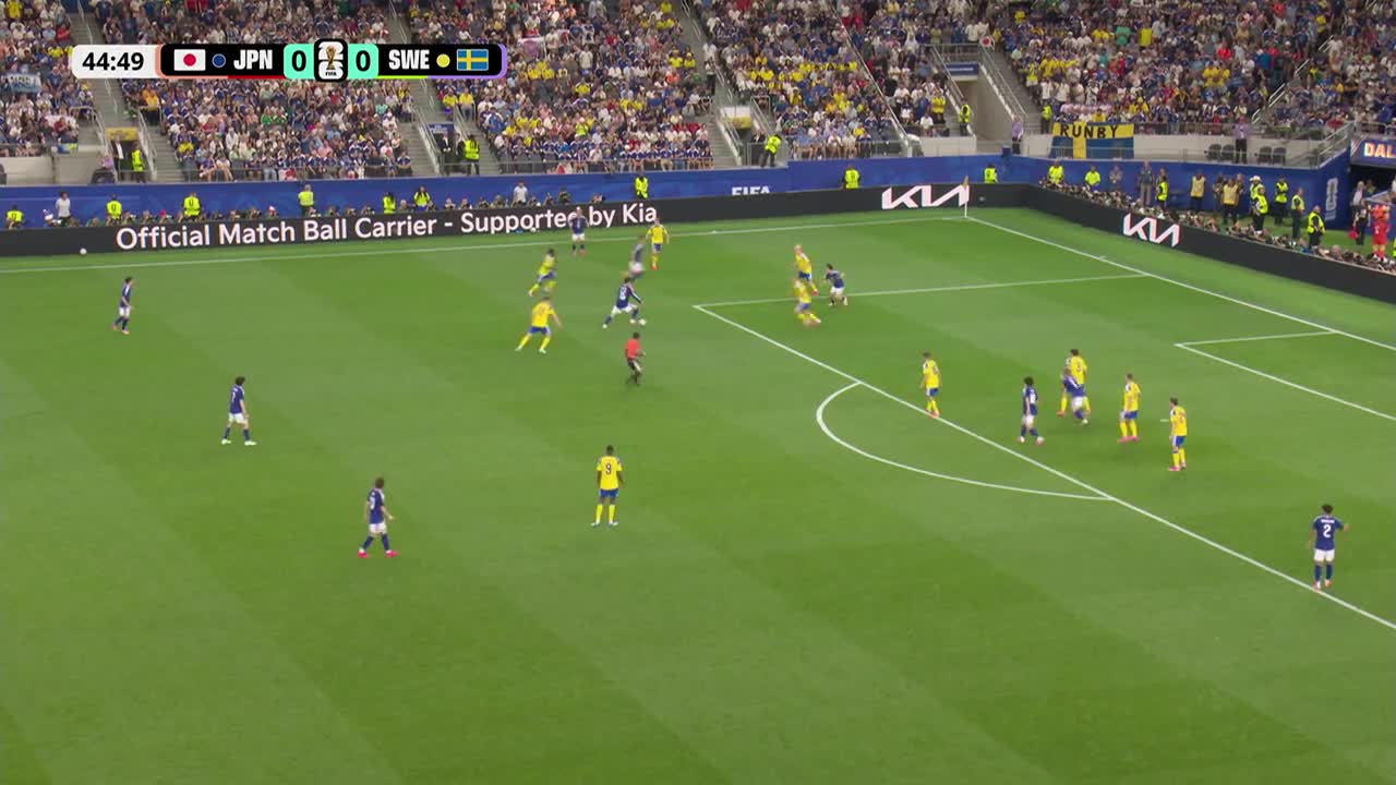 Nakamura trimite un șut la colțul lung, dar Zetterstrom respinge &icirc;n corner (min. 45) | Japonia - Suedia