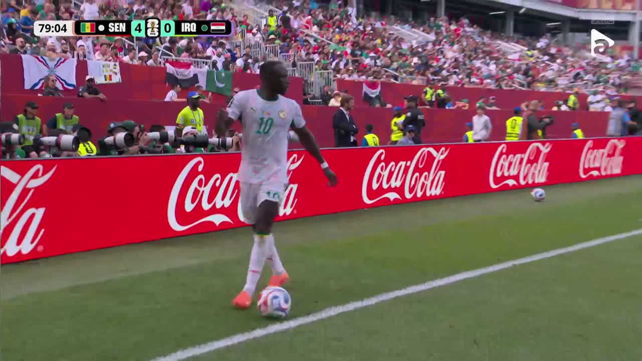 Nicolas Jackson încearcă un șut de forță, însă goalkeeperul este la post și respinge | Senegal - Irak