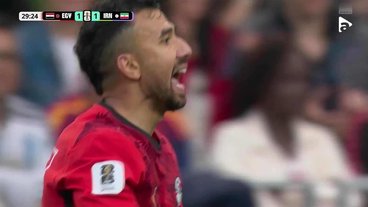 Mahmoud Hassan Trezeguet încearcă un șut din afara careului, însă Alireza Beiranvand este la post | Egipt - Iran