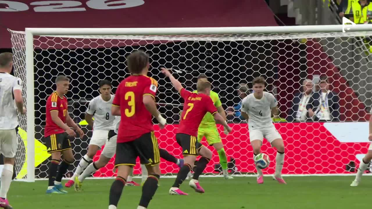 Kevin De Bruyne șutează de la marginea careului, dar execuția este deviată în corner | Noua Zeelandă - Belgia