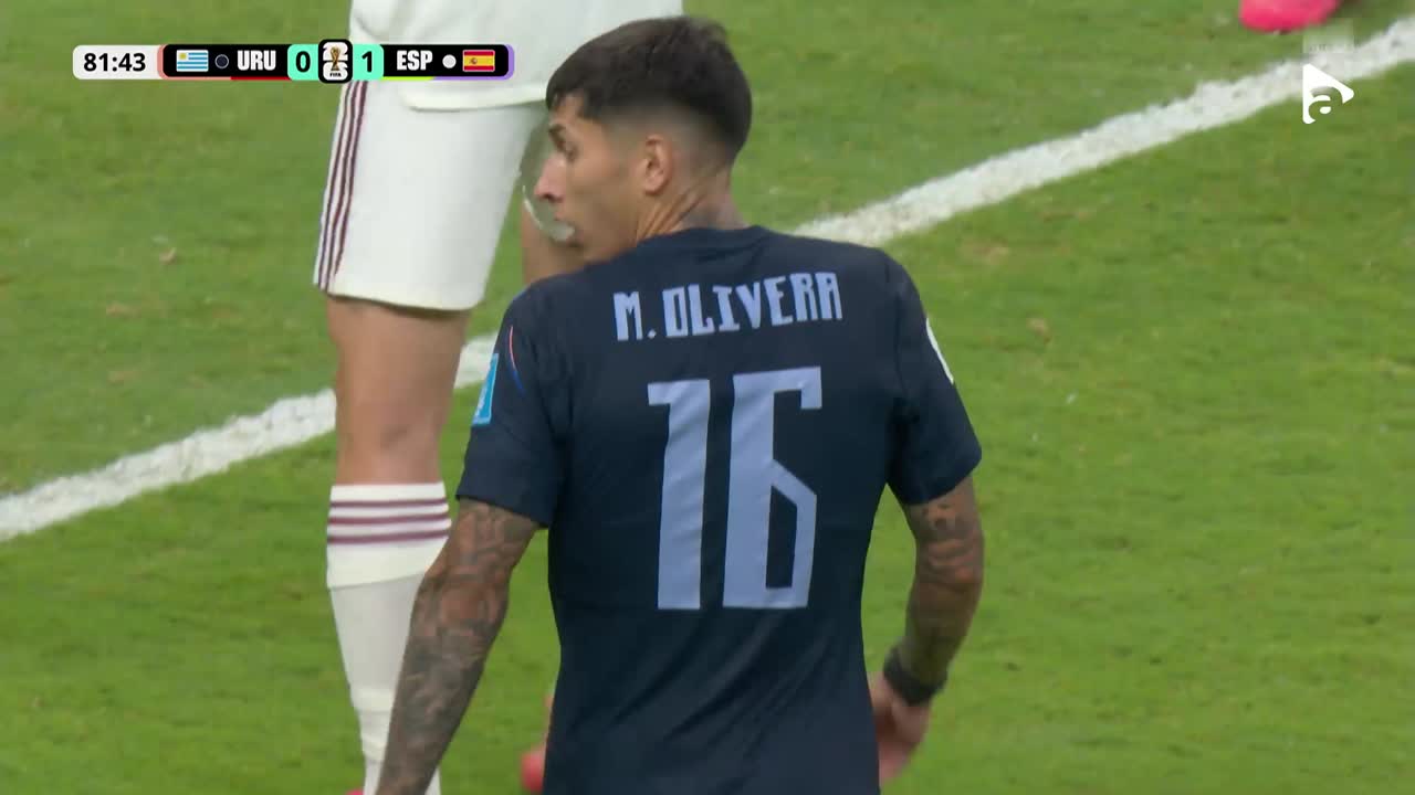 Mathías Olivera încearcă să îl surprindă pe Unai Simón, dar portarul spaniol respinge | Uruguay - Spania