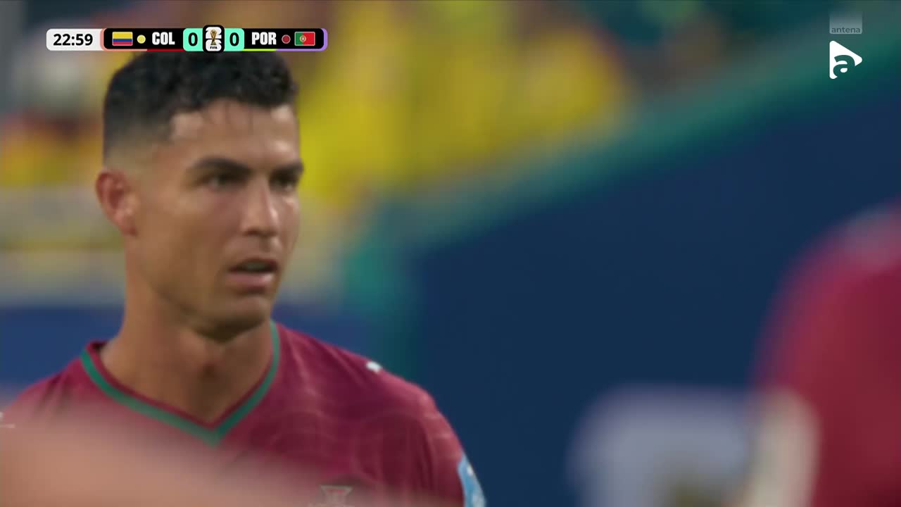 Cristiano Ronaldo execută o lovitură liberă de la mare distanță | Columbia - Portugalia