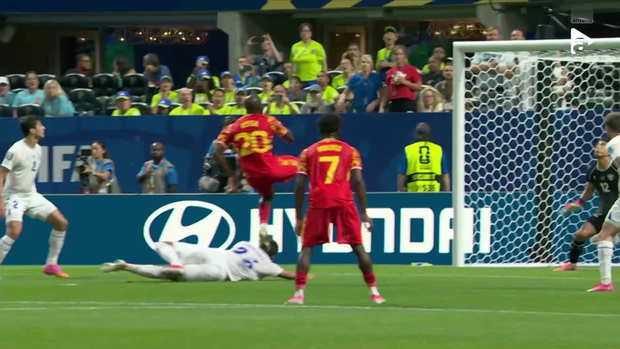 Yoane Wissa încearcă un voleu din interiorul careului! Mingea trece mult peste poartă | RD Congo - Uzbekistan