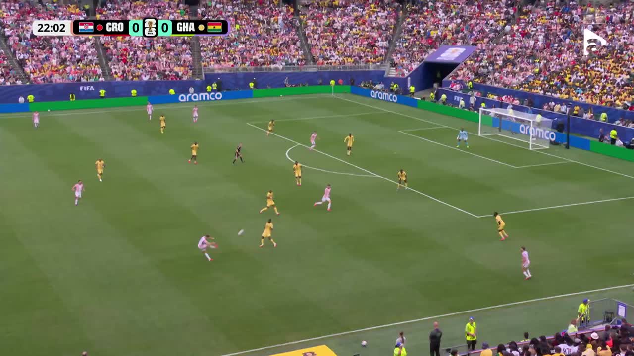 Luka Modric centrează din lovitură liberă, iar Marin Pongracic reia cu capul peste poartă | Croația - Ghana