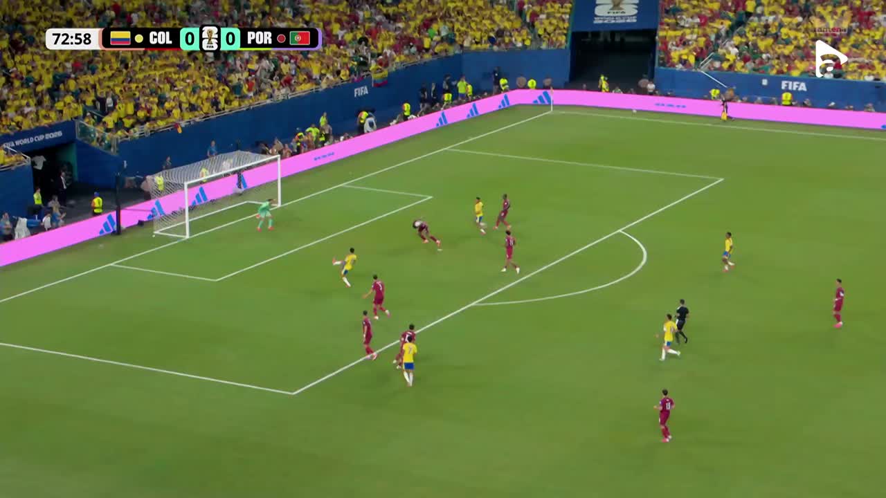 James Rodríguez șutează puternic din afara careului, dar Renato Veiga respinge mingea | Columbia - Portugalia