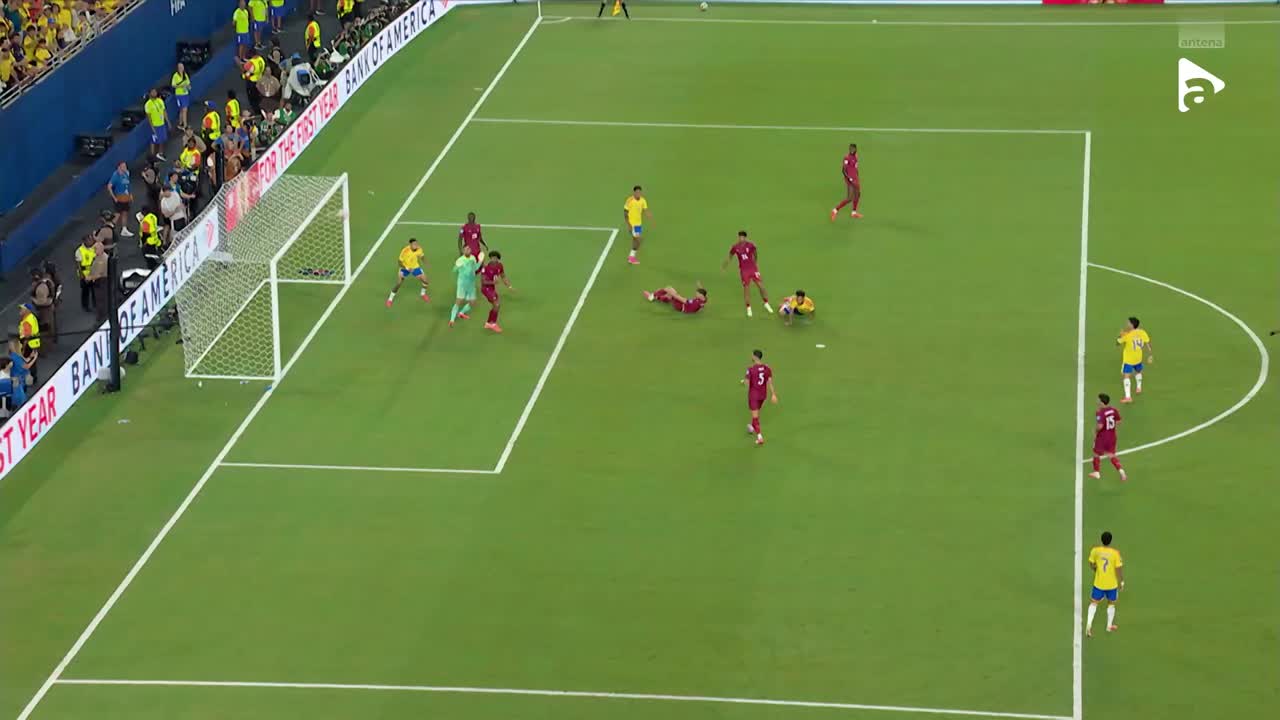 Luis Suarez avea poarta în față, însă Dias câștigă duelul aerian și îndepărtează pericolul | Columbia - Portugalia