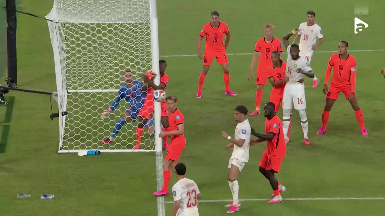 Verbruggen respinge la timp balonul deviat de pe linia porții | Olanda - Maroc