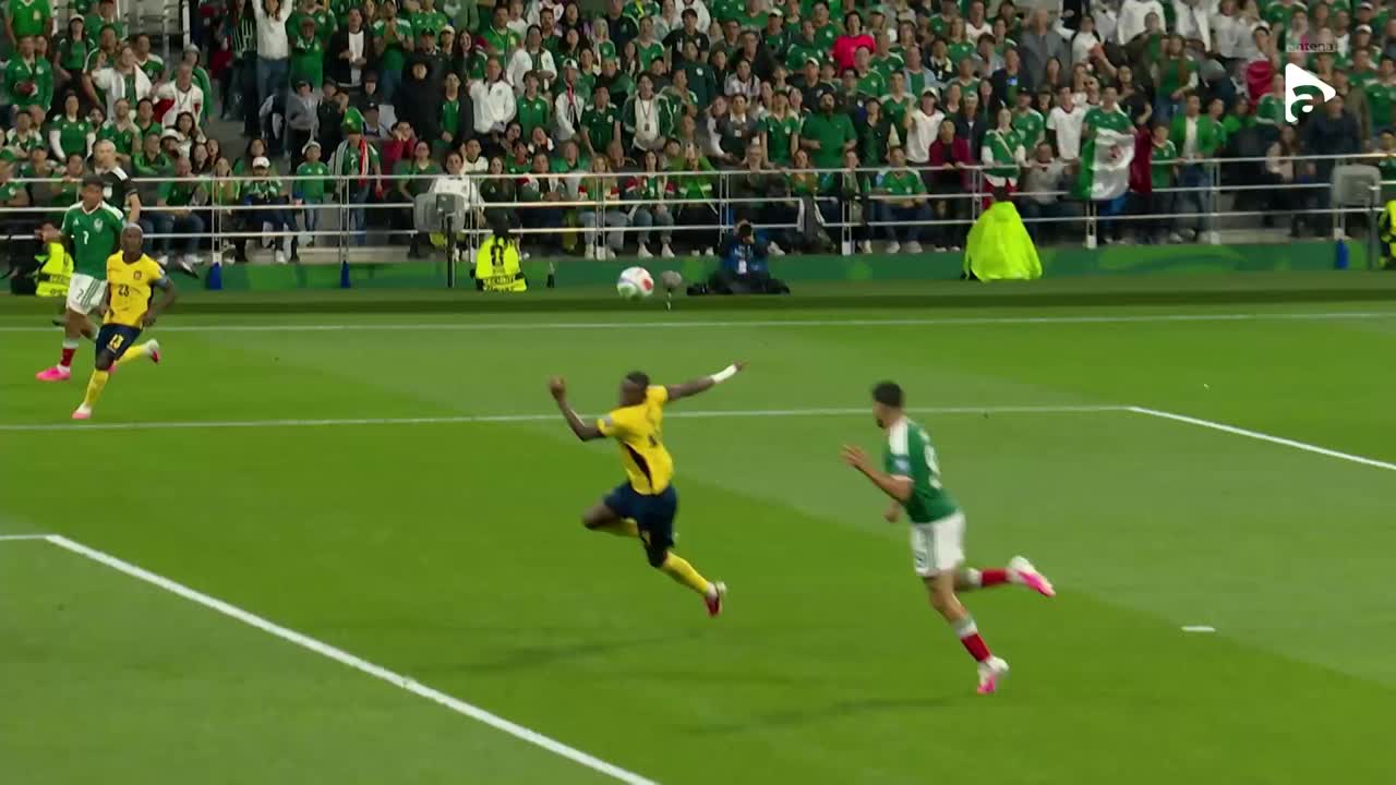 Jimenez trimite cu capul pe lângă poartă | Mexic - Ecuador