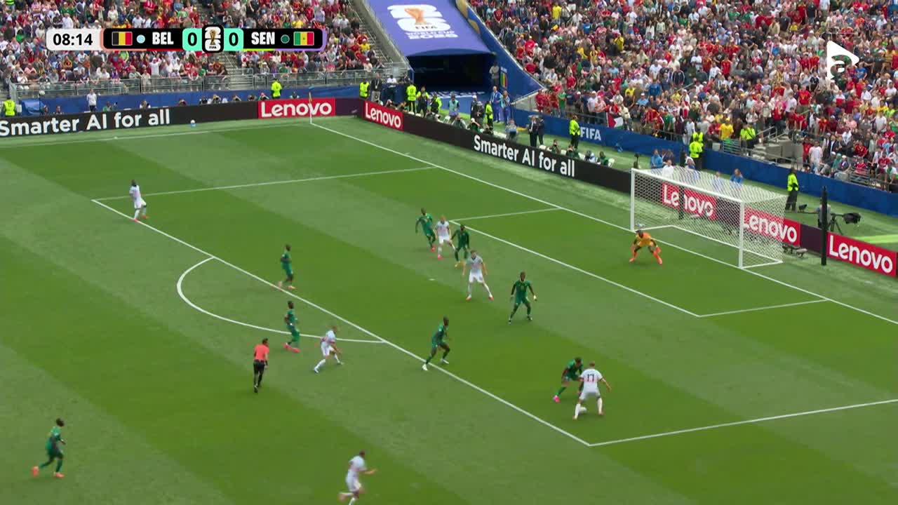 Trossard a șutat din marginea careului! Diaw a fost atent și a reținut balonul | Belgia - Senegal