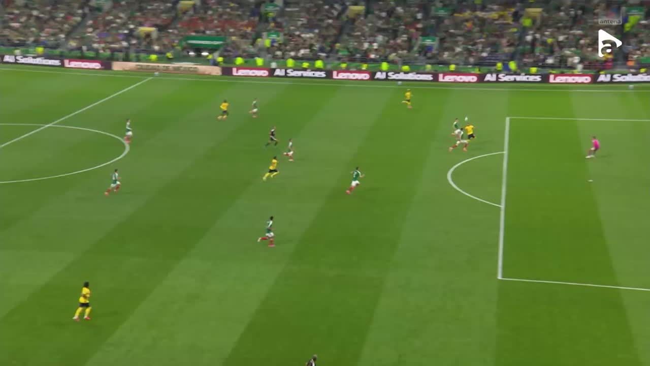 Rodriguez preia pe piept și trimite pe lângă | Mexic - Ecuador