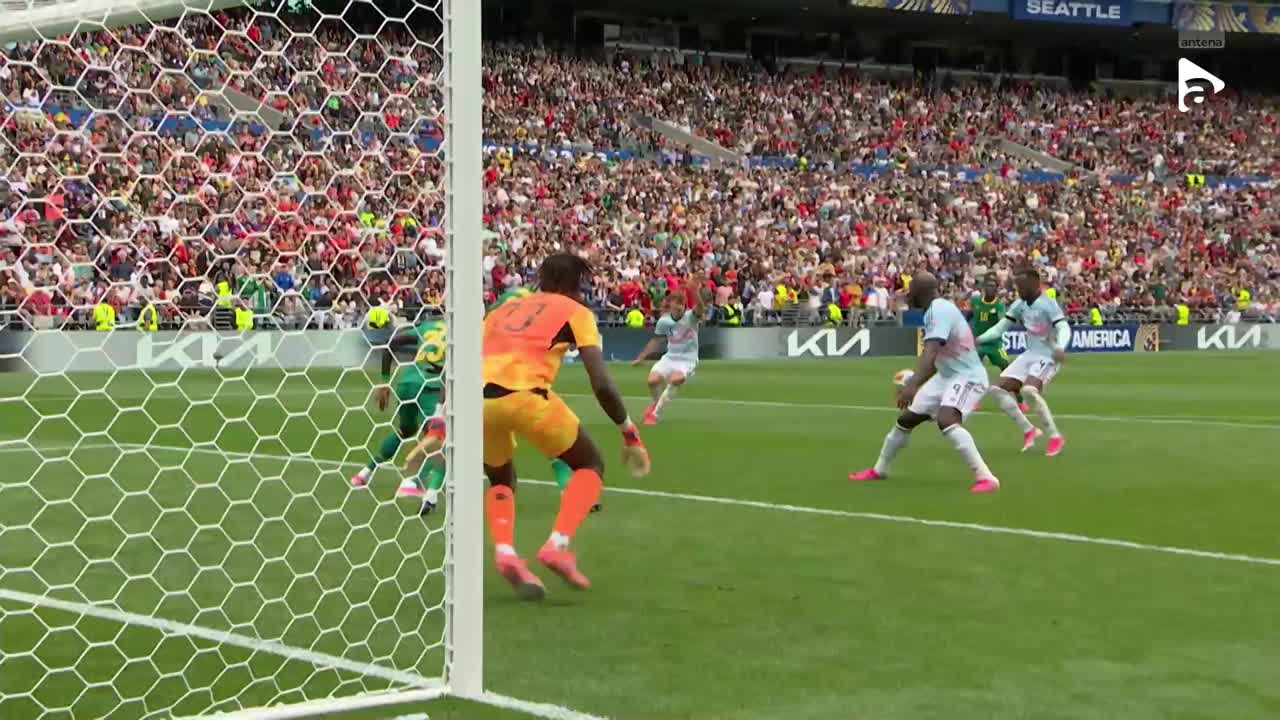 Lukebakio a trimis mingea în transversală, din interiorul careului | Belgia - Senegal