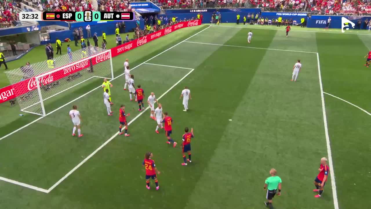 Lamine Yamal driblează doi adversari, dar Alexander Schlager salvează | Spania - Austria