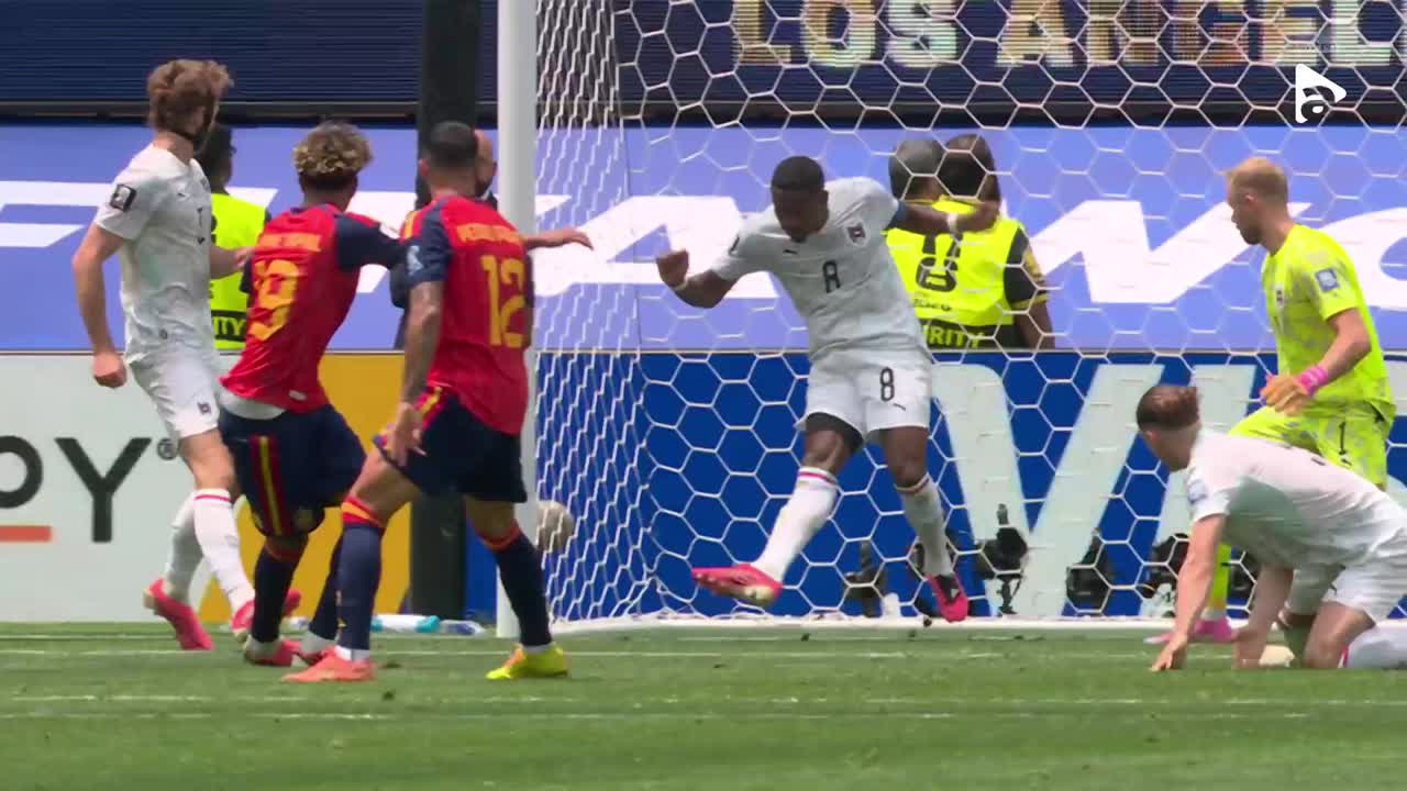 Lamine Yamal șutează, dar David Alaba respinge de pe linia porții | Spania - Austria