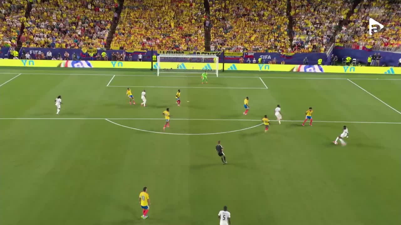 Inaki Williams șutează de la 20 de metri, dar mingea trece pe lângă poartă | Columbia - Ghana
