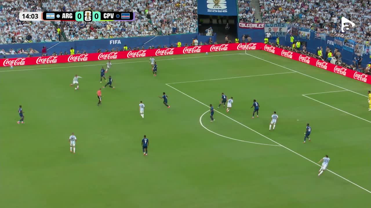 Lionel Messi șutează, însă execuția sa trece pe lângă poarta lui Vozinha | Argentina - Capul Verde