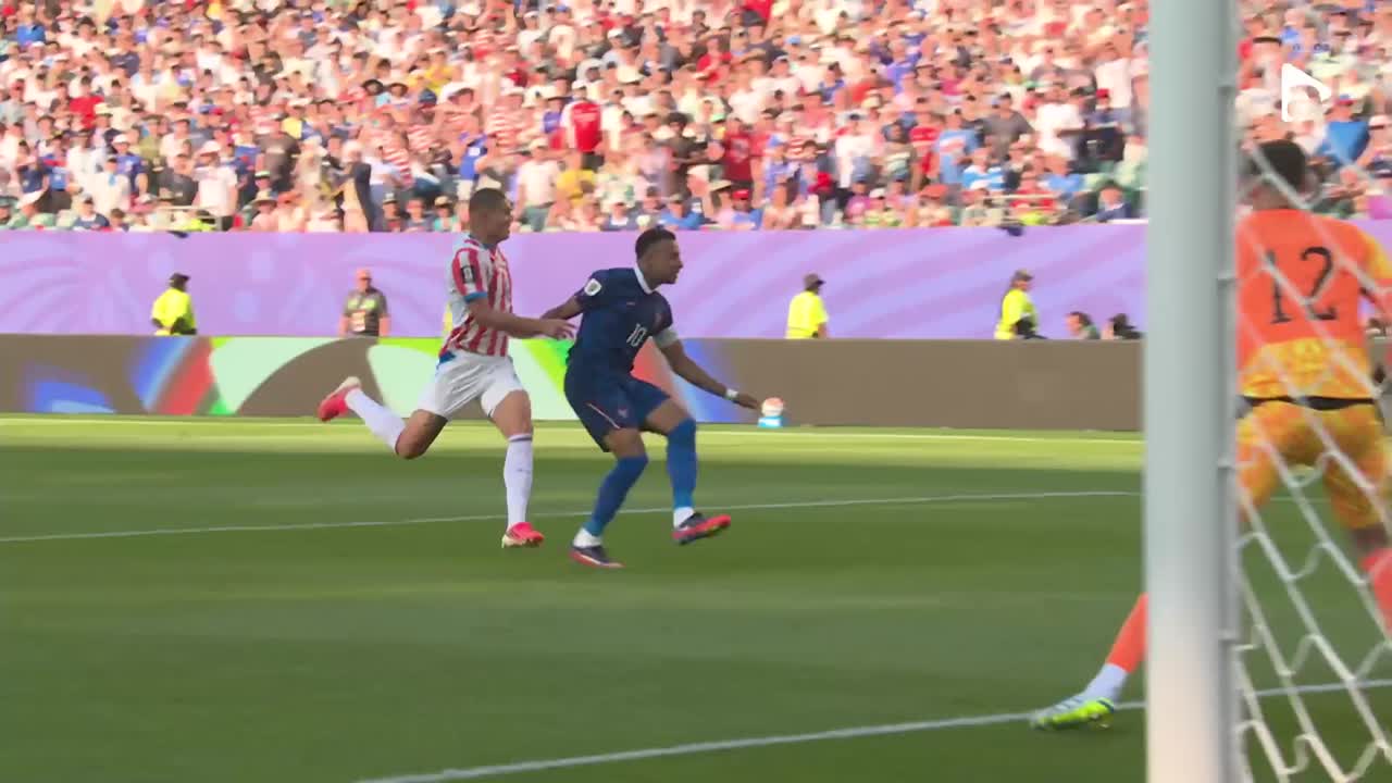 Ousmane Dembélé este aproape de gol, însă trimite mingea în plasa laterală | Paraguay - Franța