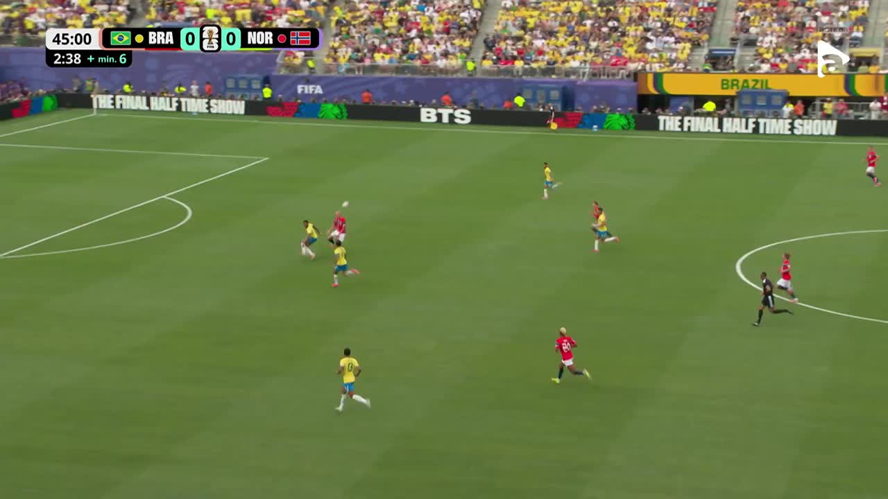 Martin Odegaard încearcă din careu, însă Alisson Becker este la post | Brazilia - Norvegia