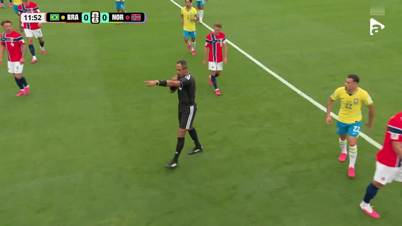Matheus Cunha cade în careu după duelul cu Kristoffer Ajer, iar arbitrul este chemat la monitorul VAR | Brazilia - Norvegia