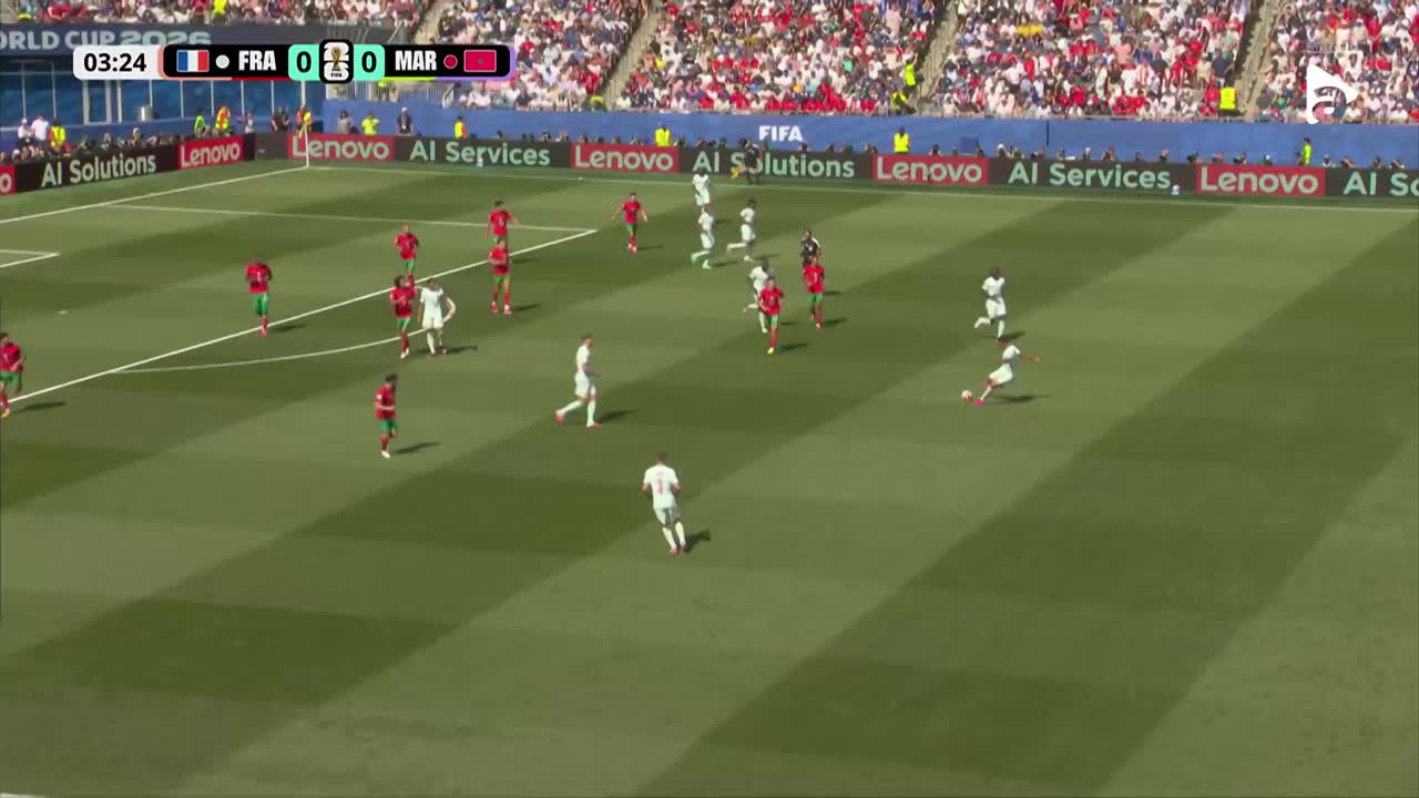 Șutul lui Mbappe, respins în corner de Bounou | Franța - Maroc