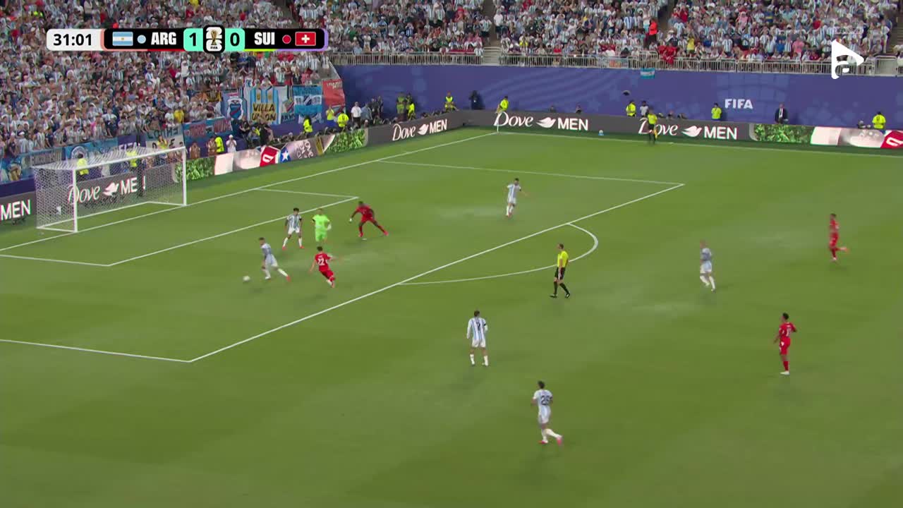 Embolo scapă spre poartă, dar Martinez intervine decisiv pentru Argentina | Argentina - Elveția