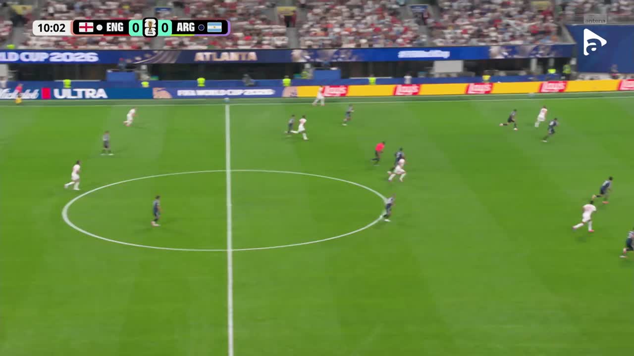 Centarea lui Gordon din fața porții, reținută de Dibu Martinez | Anglia - Argentina
