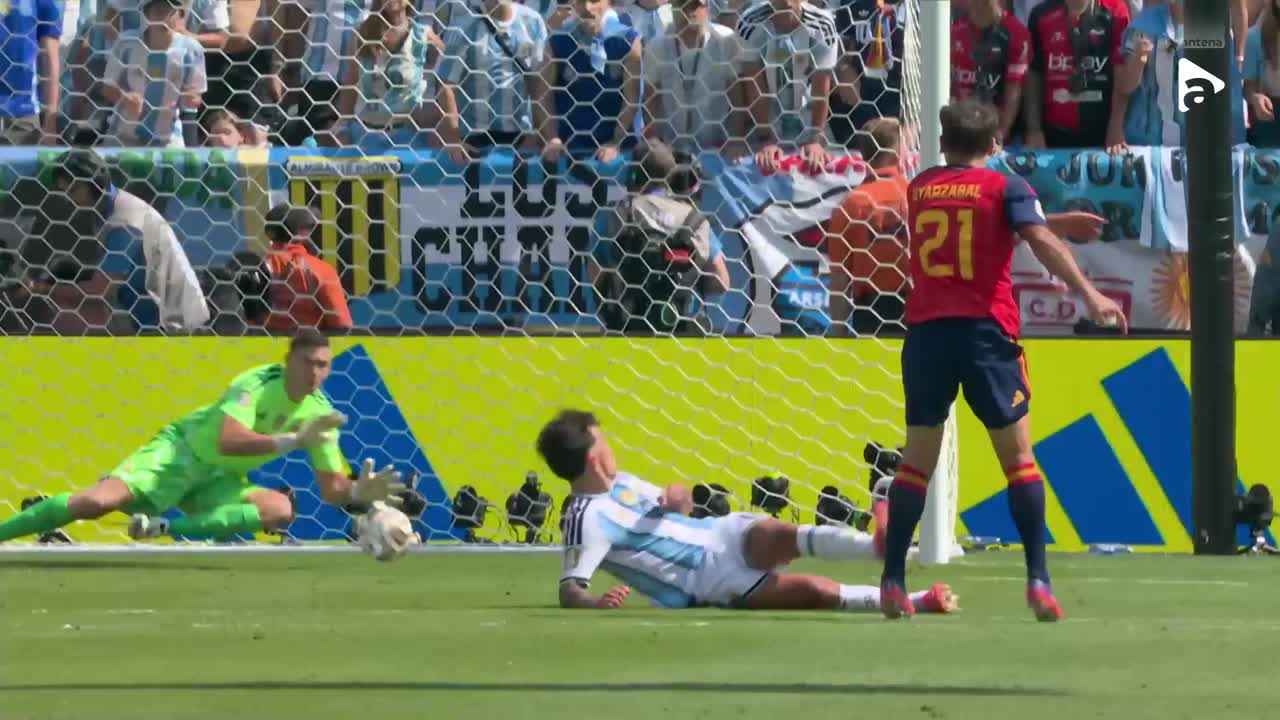 Oyarzabal a șutat puternic, însă direct în brațele lui Martinez | Spania - Argentina