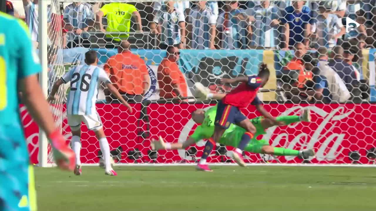 Lovitura de cap a lui Nico Williams a fost respinsă de Dibu Martinez | Spania - Argentina