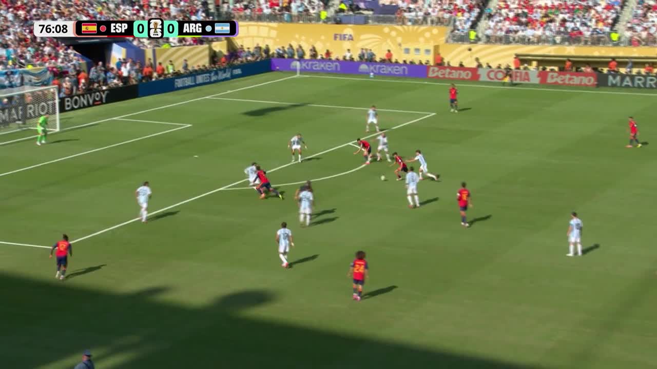 Pedri a șutat periculos, &icirc;nsă Dibu Martinez a prins din nou balonul | Spania - Argentina