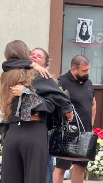 Bianca Drăgușanu a ajuns la capela unde este depusa Madalina Apostol. Primele imagini cu vedeta