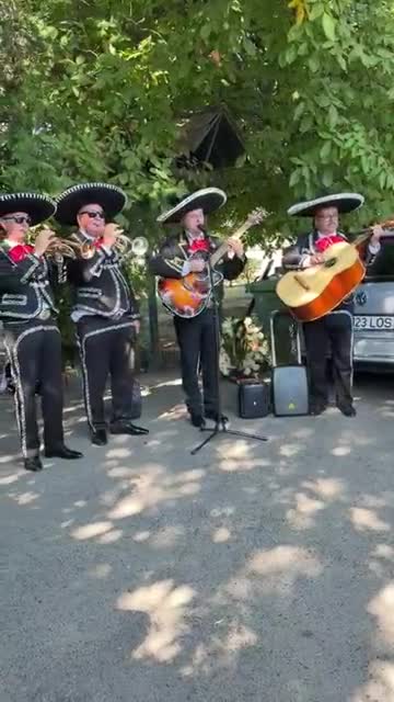 Apariție neașteptată la &icirc;nmorm&acirc;ntarea Mădălinei Apostol. Un grup de mariachi a venit să o conducă pe ultimul drum
