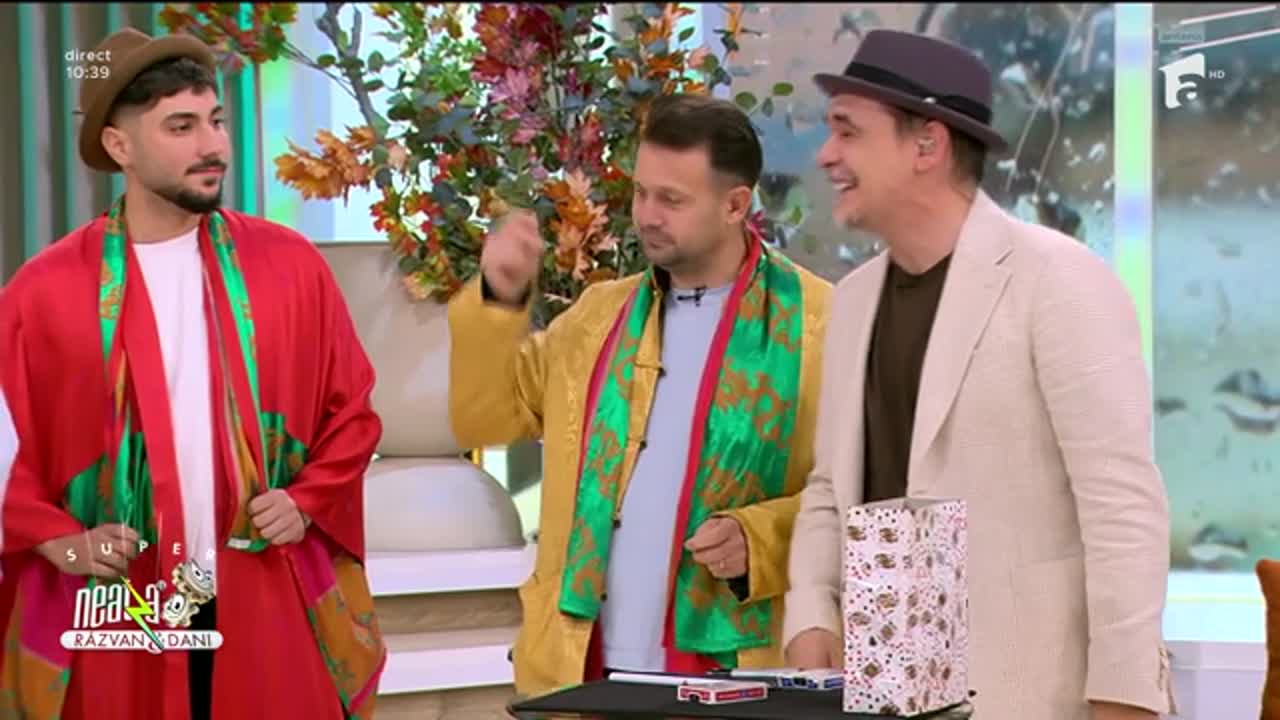 Super Neatza. Robert Tudor, truc de magie cu cărți și predicții! Ristei alege o carte, iar magicianul o ghicește