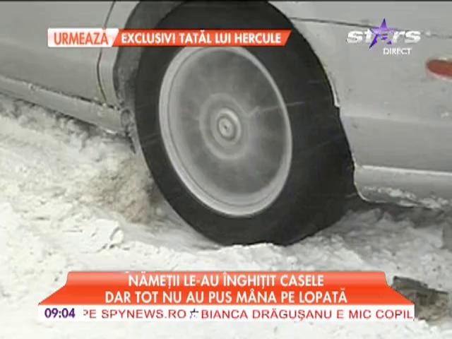 Nămeții le-au &icirc;nghițit casele