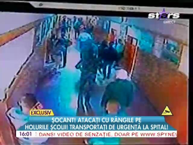 Socant! Mai multi elevi au fost atacanti cu rangile pe holurile scolii