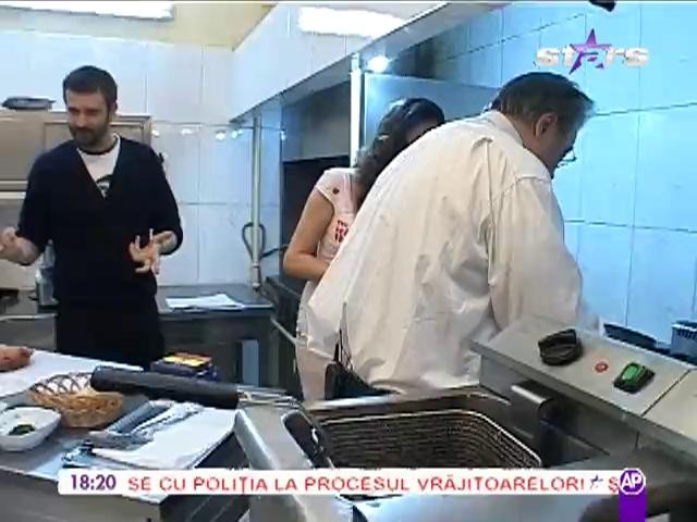 Vadim Tudor gătește omletă