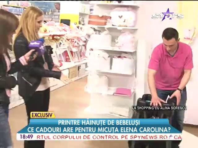 Alina Sorescu printre hainute de bebelusi