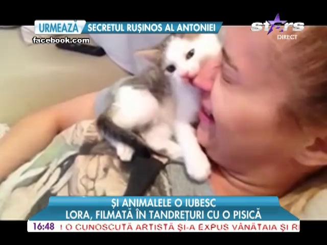 Lora, filmată &icirc;n tandreţuri cu o pisică